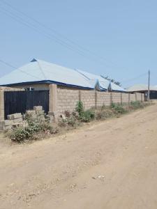 een gebouw aan de kant van een onverharde weg bij Abakidoye Lodge in Ilora