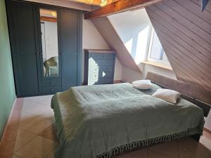 ein Schlafzimmer mit einem Bett im Dachgeschoss in der Unterkunft Weitblick in Öhningen
