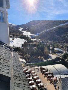 - une vue sur un complexe avec un billard, des tables et des chaises dans l'établissement Duplex Sierra Nevada - Montebajo - A pie de pista, à Sierra Nevada