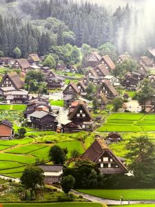 uma pequena aldeia no meio de uma montanha em 吉祥莊 em Takayama