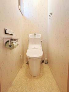 een badkamer met een toilet in een kleine kamer bij 吉祥莊 in Takayama