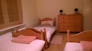 Un pat sau paturi într-o cameră la Apartament Familijny