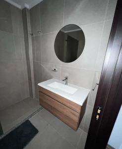 uma casa de banho com um lavatório e um espelho em NECOCHEA Centro MONOAMBIENTE PARA 2 PERSONAS em Necochea