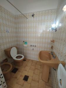 y baño con aseo y lavamanos. en Limón Dulce Hostel en San Fernando del Valle de Catamarca