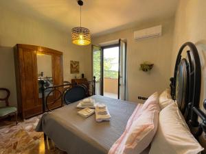 1 dormitorio con 1 cama con 2 toallas en Agriturismo con cucina Il Favaio en Paciano