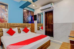 Cama ou camas em um quarto em OYO Flagship Hotel Metro