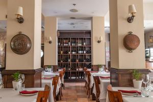 Un restaurante o sitio para comer en Villa Galilee Boutique Hotel and Spa
