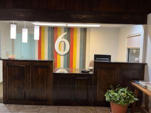 una oficina con un escritorio con el número seis en la pared en Motel 6 Junction, TX Llano River, en Junction