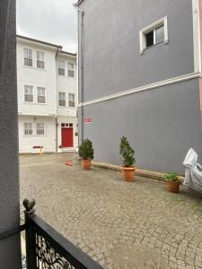ein graues Gebäude mit Topfpflanzen nebeneinander in der Unterkunft Violin Hotel Sultanahmet in Istanbul