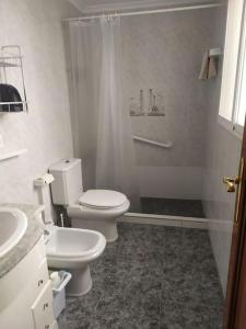 Ett badrum på Casa con chimenea-4 habit.-2 baños-Gran terraza