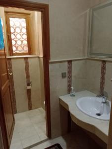 uma casa de banho com um lavatório e uma janela em Marrakech em Marrakech