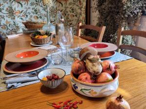 una mesa con un bol de fruta encima en Casa rurale Colleccio - colline di Lucca, en Fibbialla