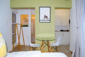 una pequeña cocina con mesa y sillas en una habitación en Fafi's Place en Johannesburgo