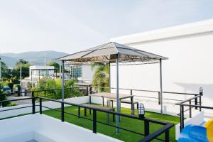 un pavillon sur le toit d'une maison dans l'établissement Modern love pool villa หัวหิน, à Hua Hin