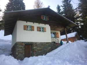 dom w śniegu z śniegiem wokół w obiekcie Ski in - Ski out am Hauser Kaibling w mieście Haus im Ennstal