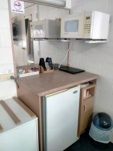 eine kleine Küche mit einer Theke und einer Mikrowelle in der Unterkunft Oakey Motel in Oakey