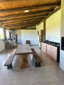 um quarto amplo com uma mesa e uma cozinha em Casa a 50 metros do mar em Itati