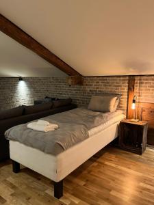 1 dormitorio con 1 cama grande y 1 sofá en Spirit Bed & Breakfast en Ekeby
