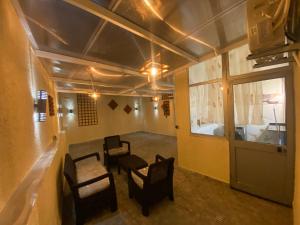 Zimmer mit Stühlen, einem Tisch und einem Fenster in der Unterkunft ODIVELAS METRO RESIDENCE in Odivelas