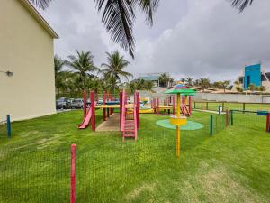 um parque infantil com equipamento de brincar colorido num parque em Aram Natal Mar Hotel em Natal