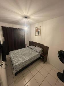 um quarto com uma cama num quarto em Apartamento Salvador em Salvador