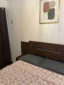 um quarto com uma cama e uma fotografia na parede em Apartamento Salvador em Salvador