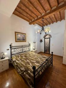 1 dormitorio con 1 cama y suelo de madera en La Casina di Maya en Livorno