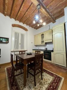 a kitchen with a table and chairs in a room at La Casina di Maya in Livorno