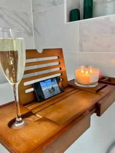 a glass of champagne and a candle and a glass of wine at Appartement VH III in Le Mans