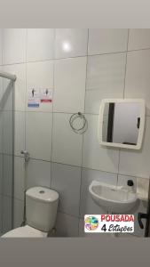 Um banheiro em Pousada 4 estações