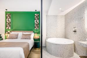 1 dormitorio con cama y bañera en Princess of Axos, en Axós