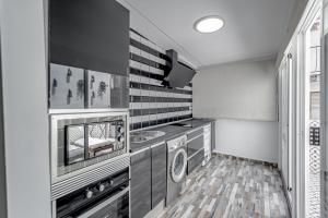 uma lavandaria com máquina de lavar e secar roupa em Apartamentos Palma em Benidorm
