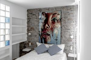 - une chambre avec un grand tableau mural dans l'établissement Apartamentos Palma, à Benidorm