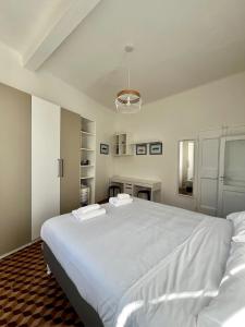 een slaapkamer met een groot wit bed in een kamer bij Appartamento Mascarella 19 in Bologna