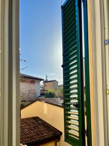 een uitzicht vanuit een deur van een raam met een luik bij Appartamento Mascarella 19 in Bologna