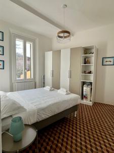 een slaapkamer met een groot bed en een tafel bij Appartamento Mascarella 19 in Bologna