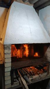 un horno de ladrillo con un fuego dentro de él en Cabaña Villa Graciela, en Paipa