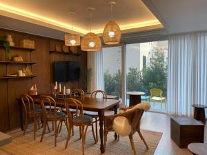 Un comedor con mesa y sillas en Misun House, en Seogwipo