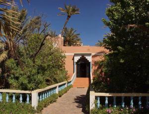uma casa com um caminho que leva a uma porta em Au jardin de Tamnougalt em Agdz