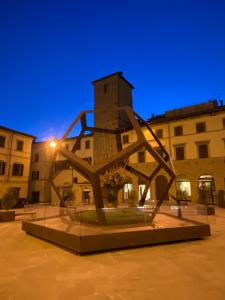 Eine Metallskulptur vor einem Gebäude nachts in der Unterkunft Il Convento in Sansepolcro