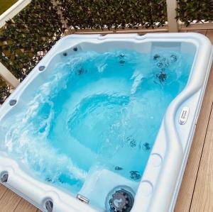 uma banheira cheia de água azul com torneira em Tattershall Lakes Mini Breaks - Osprey Rise em Tattershall