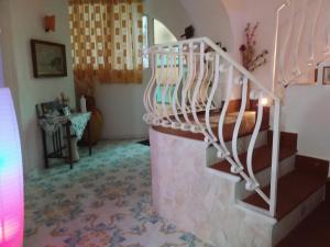 una camera con scala a chiocciola in una casa di B&B Antico Palmento a Città di Lipari