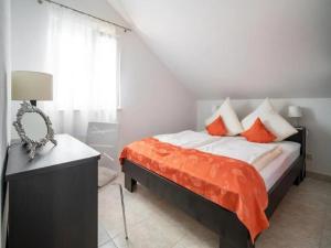 1 dormitorio con cama, mesa y ventana en Villa Jelena en Dračevica