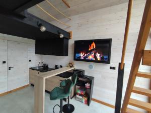 TV a/nebo společenská místnost v ubytování Domki nad Jeziorem Sunia