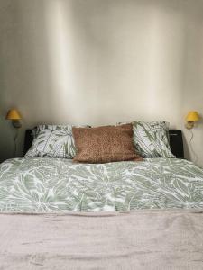 Una cama con dos almohadas encima. en Cosy apartement in Antwerp's hipster neighbourhood, en Amberes