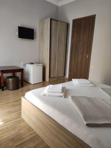 Letto o letti in una camera di FRESH Hotel Kobuleti