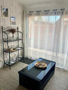 uma sala de estar com uma mesa e uma janela em Appartement duplex lumineux idéalement situé em Arès