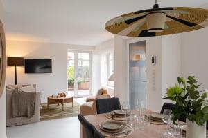 ein Wohnzimmer mit einem Tisch und einem Sofa in der Unterkunft Villa l'Indépendante - Proche de la plage in Dinard