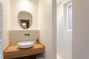 ein Badezimmer mit Waschbecken und Spiegel in der Unterkunft Villa l'Indépendante - Proche de la plage in Dinard + 16 Fotos