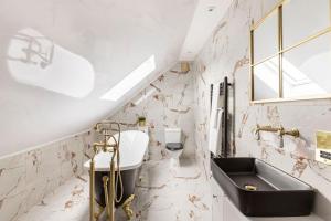 Et badeværelse på The Peacock Palace- Luxury + 29 billeder